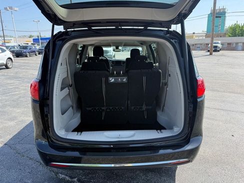 Used 2020 Chrysler Pacifica Touring FWD image 7