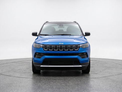 Used 2025 Jeep Compass Limited AWD/4WD image 2