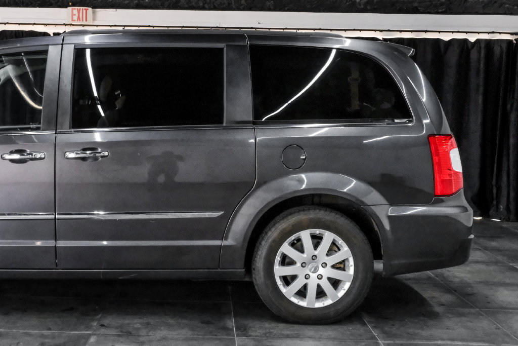 Used 2015 Chrysler Town & Country Touring w/ Driver Convenience Group FWD image 13