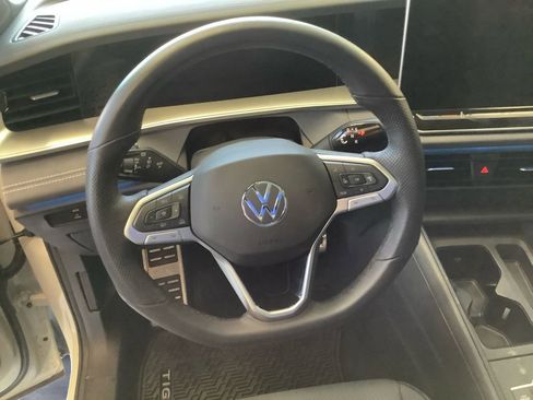 Used 2025 Volkswagen Tiguan SE R-Line AWD/4WD image 9