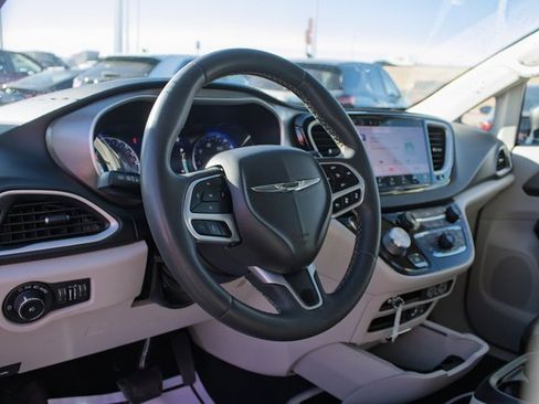 Used 2022 Chrysler Pacifica Touring-L image 20