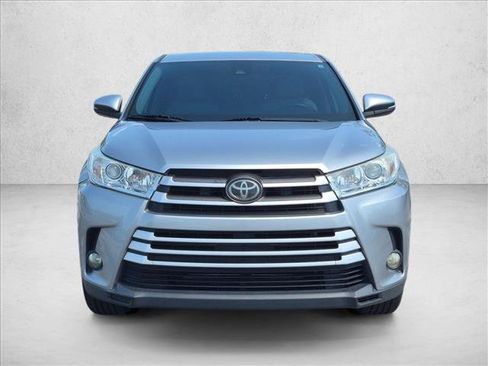 Used 2018 Toyota Highlander LE FWD image 2