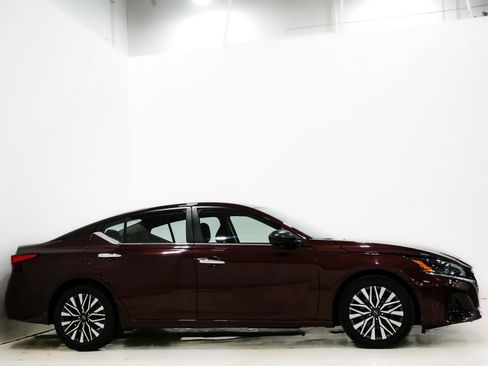 Used 2024 Nissan Altima 2.5 SV image 4