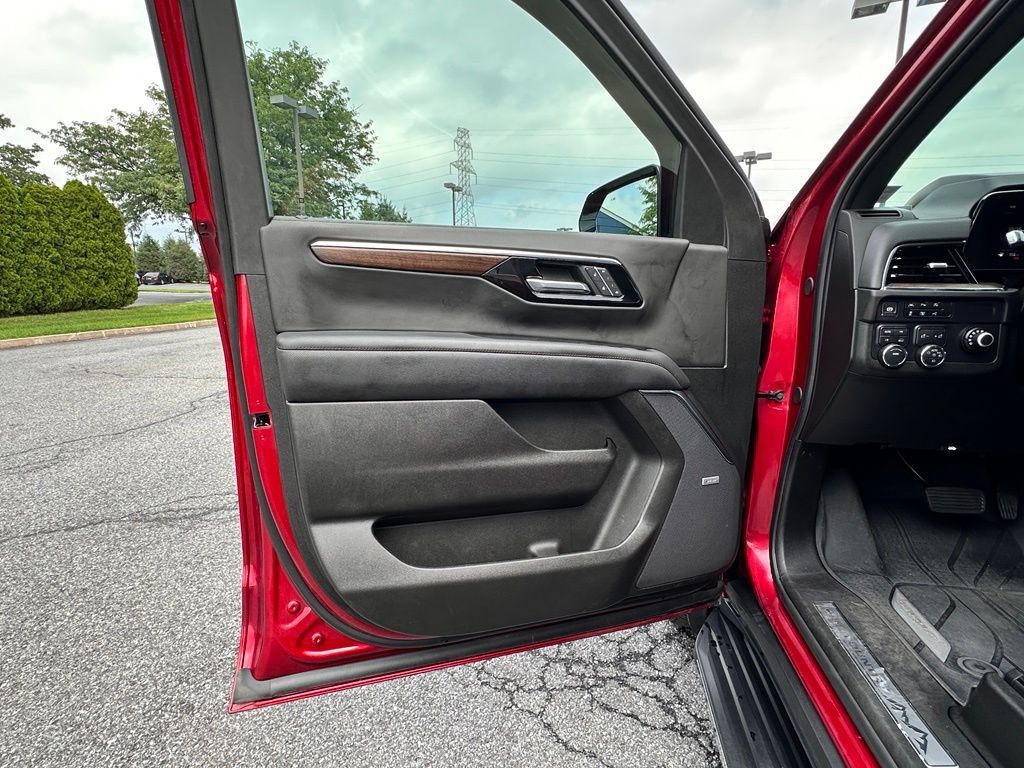 Certified 2025 Chevrolet Tahoe High Country AWD/4WD image 23