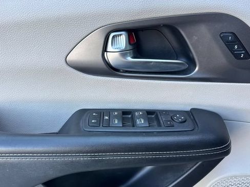 Used 2022 Chrysler Pacifica Touring-L FWD image 11
