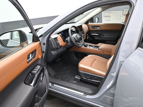 New 2026 Nissan Pathfinder Platinum FWD image 10