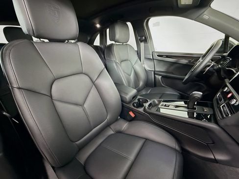 Certified 2025 Porsche Macan AWD/4WD image 30