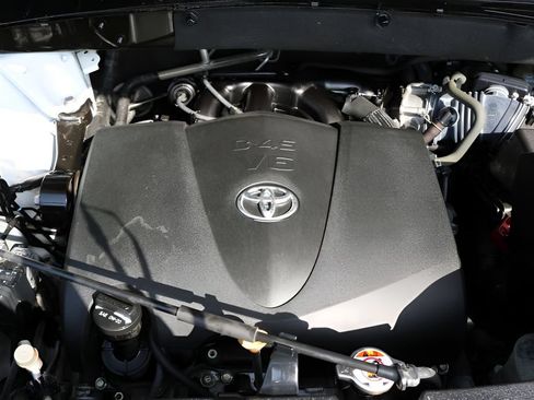 Used 2018 Toyota Highlander Plus FWD image 10