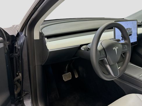 Used 2022 Tesla Model Y Long Range image 17