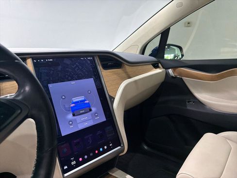 Used 2018 Tesla Model X 75D image 18