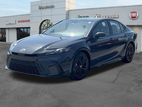 Used 2025 Toyota Camry SE FWD image 3