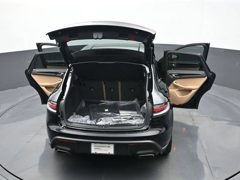 Certified 2025 Porsche Macan AWD/4WD image 26