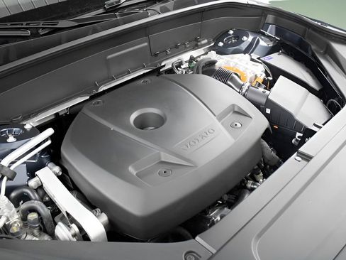 New 2025 Volvo XC90 T8 Plus w/ Protection Package Premier image 13