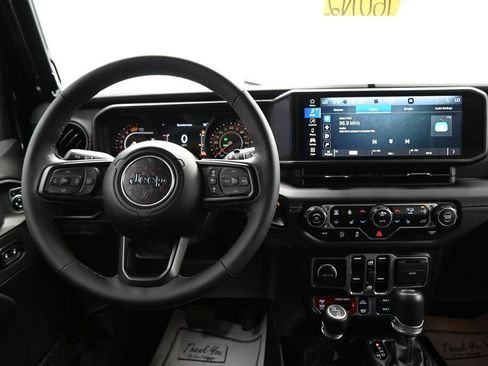 Used 2025 Jeep Wrangler Unlimited Rubicon w/ Convenience Group AWD/4WD image 15