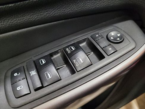 Used 2019 Jeep Cherokee Latitude Plus w/ Cold Weather Group FWD image 27