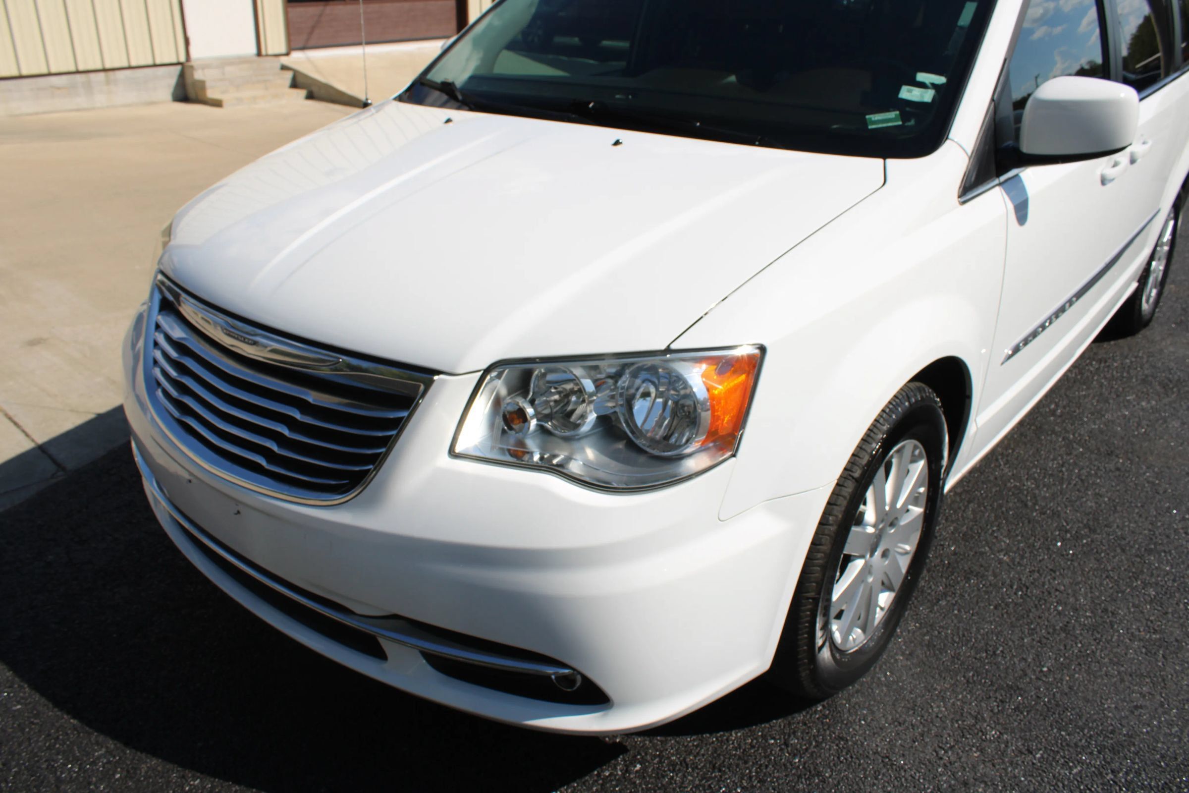 Used 2014 Chrysler Town & Country Touring FWD image 3