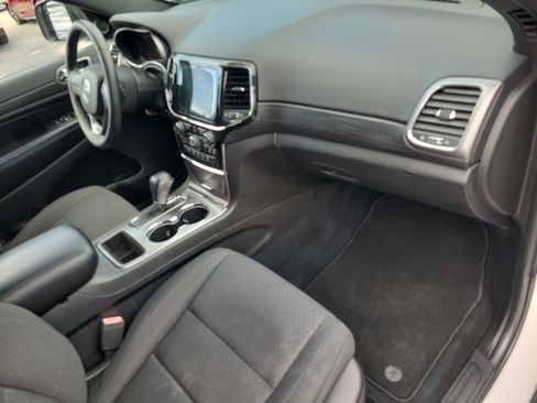 Used 2019 Jeep Grand Cherokee Laredo RWD image 9