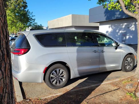 Used 2023 Chrysler Pacifica Touring-L image 8