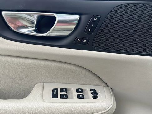 Used 2022 Volvo S60 B5 Momentum w/ Premium Package image 19