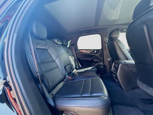 Used 2019 Porsche Cayenne w/ Premium Package image 30