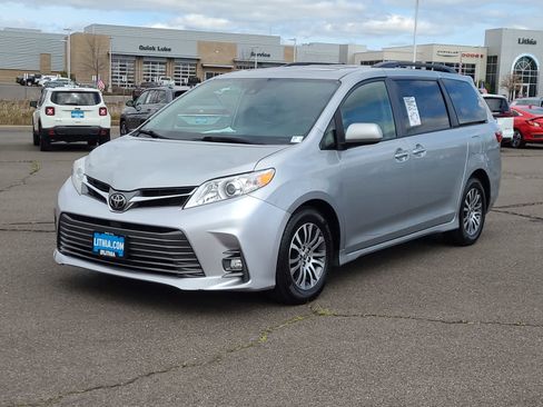 Used 2020 Toyota Sienna XLE image 1