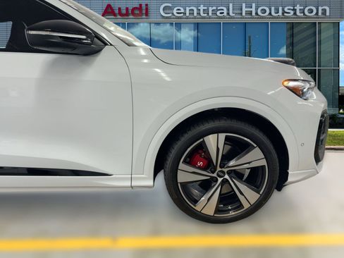 New 2025 Audi SQ5 Prestige image 12