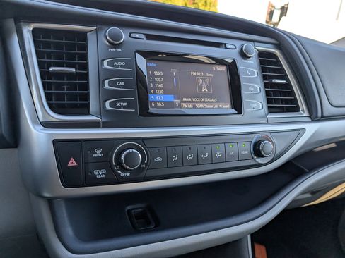 Used 2014 Toyota Highlander LE image 15