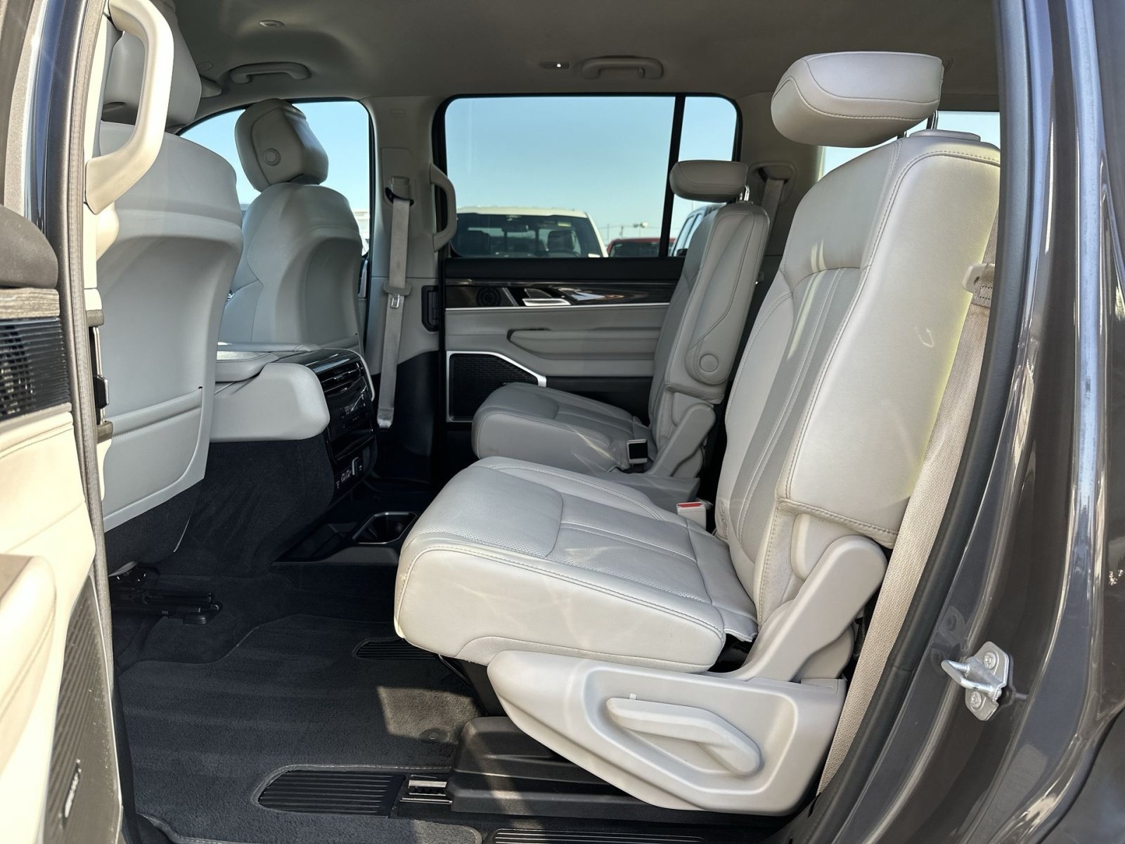Used 2022 Jeep Wagoneer Series III w/ Flexible Seating Group AWD/4WD image 25