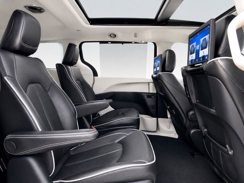 Used 2023 Chrysler Pacifica Limited w/ Uconnect Theater Family Group FWD image 19