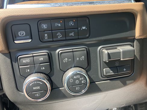 Used 2025 Chevrolet Tahoe High Country AWD/4WD image 23