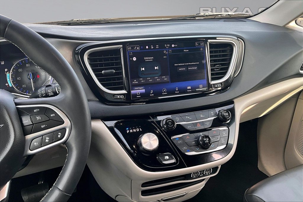 Used 2023 Chrysler Pacifica Touring-L FWD image 6