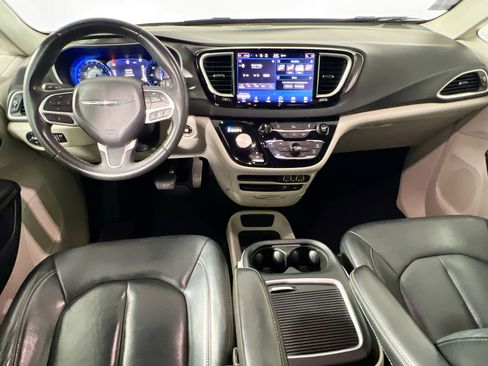 Used 2022 Chrysler Pacifica Touring-L image 28