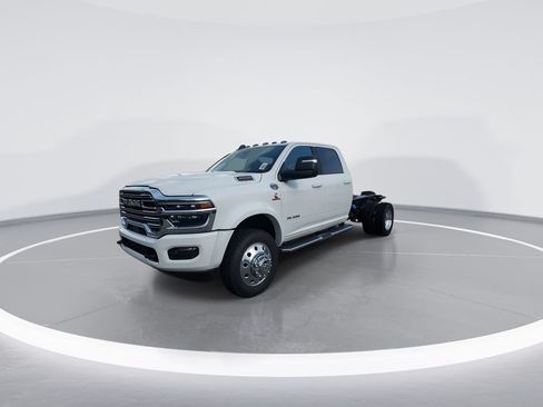 New 2026 RAM 4500 4x4 Crew Cab DRW w/ Laramie Trim Package image 4