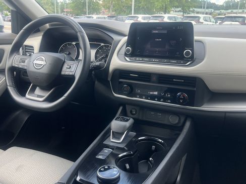 Certified 2025 Nissan Rogue SV AWD/4WD image 4