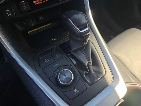 Used 2019 Toyota RAV4 Limited image 20