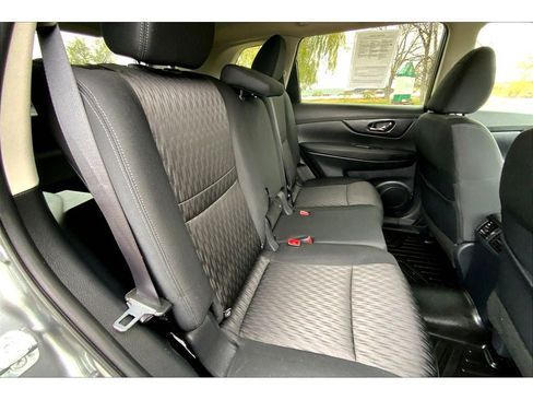 Used 2018 Nissan Rogue SV image 27