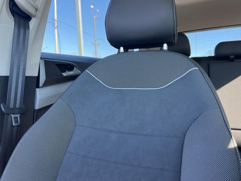 Used 2023 Volkswagen Taos SE image 21