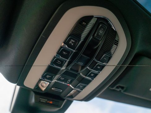 Certified 2024 Porsche Macan AWD/4WD image 23