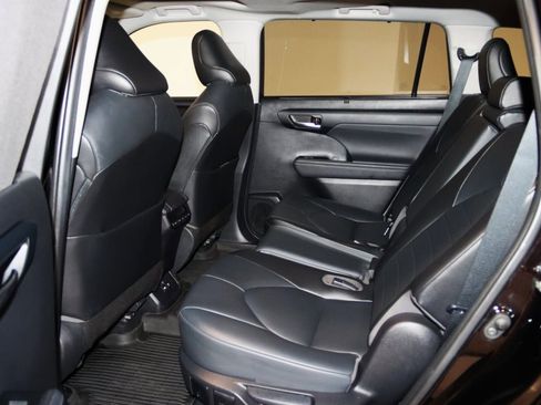 Used 2021 Toyota Highlander XLE image 49