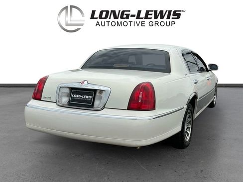 Used 2002 Lincoln Town Car Signature RWD image 7