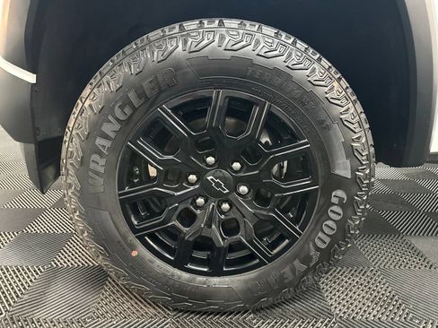 Used 2024 Chevrolet Colorado Trail Boss AWD/4WD image 34