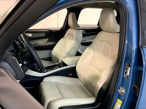 Used 2023 Volvo XC40 B5 Ultimate w/ Protection Package Premier image 8