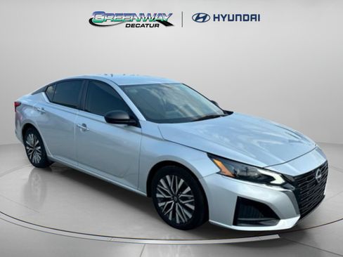Used 2024 Nissan Altima 2.5 SV FWD image 1