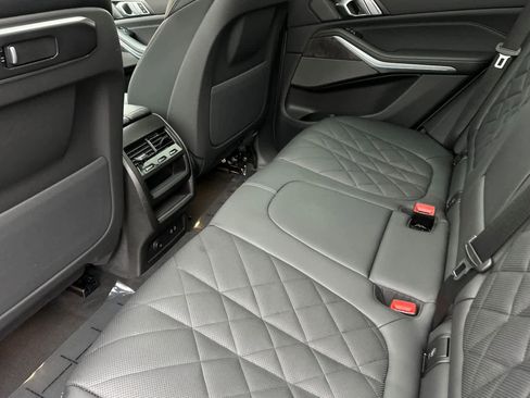 Used 2025 BMW X5 xDrive50e image 4