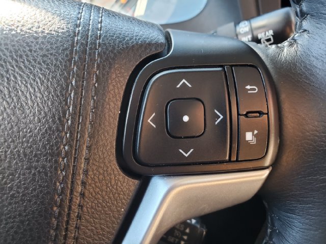 Used 2015 Toyota Sienna SE FWD image 21