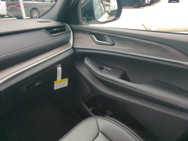 New 2027 Jeep Grand Cherokee Limited RWD image 19