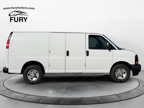 Used 2017 Chevrolet Express 2500 RWD image 3