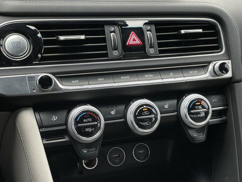 Used 2022 Genesis G70 2.0T image 18