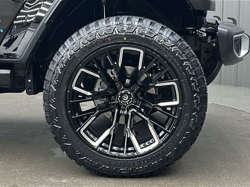 Used 2025 Jeep Wrangler Unlimited Sahara image 9