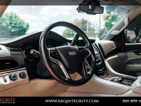 Used 2016 Cadillac Escalade Luxury AWD/4WD image 23